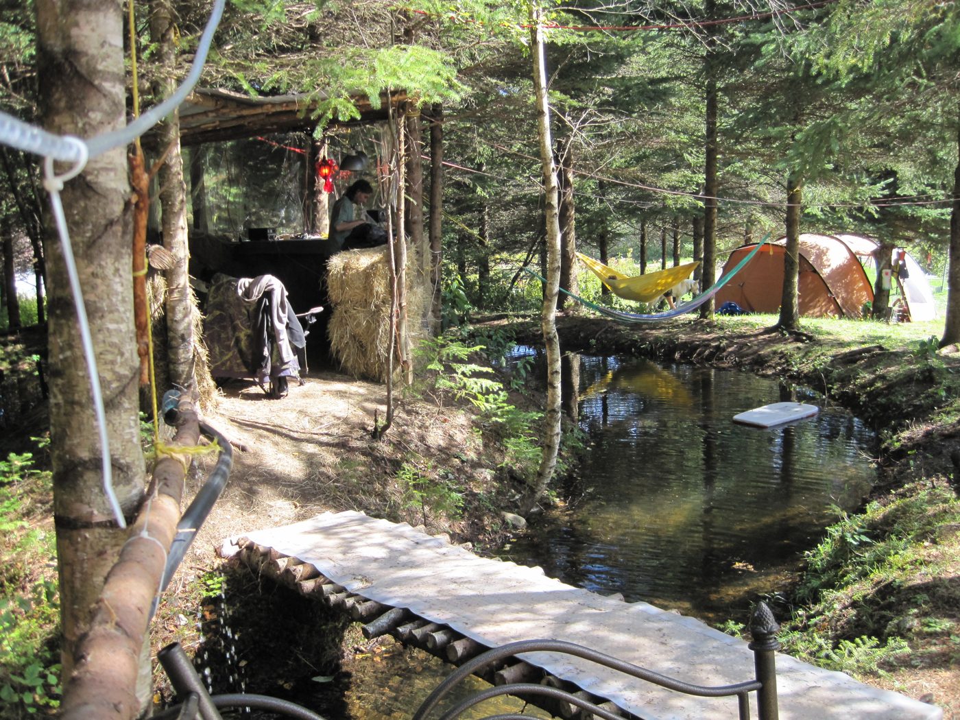 Earthdance 2010 : le camp, une tente, un hamac au-dessus de l'eau, et le Cherry Island à gauche.
