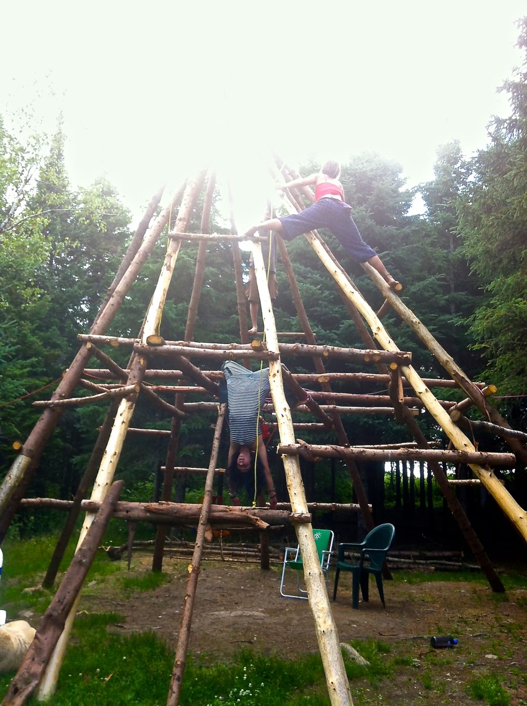 8 juillet 2012 : la charpente du tipi, avant qu'on trouve une façon de le couvrir.