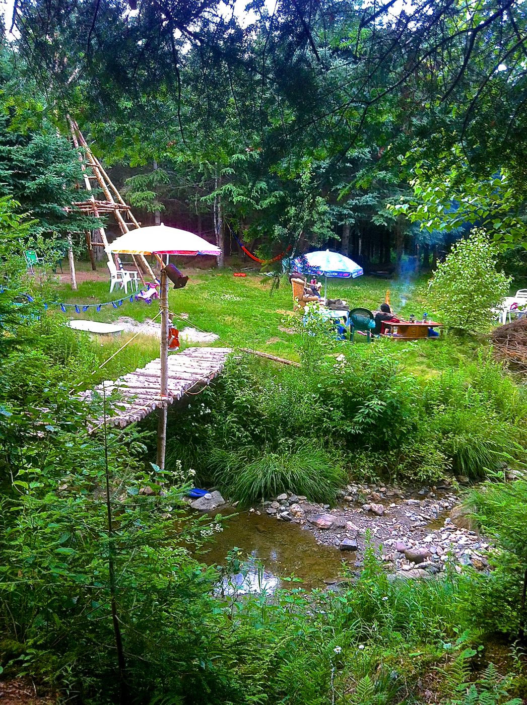 Le tipi et la yourte dans la clairière, juillet 2012.