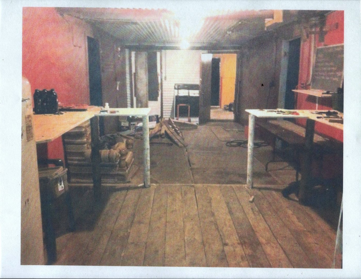 La salle commune du bunker, janvier 2013 : plancher de bois, tables, poêle.