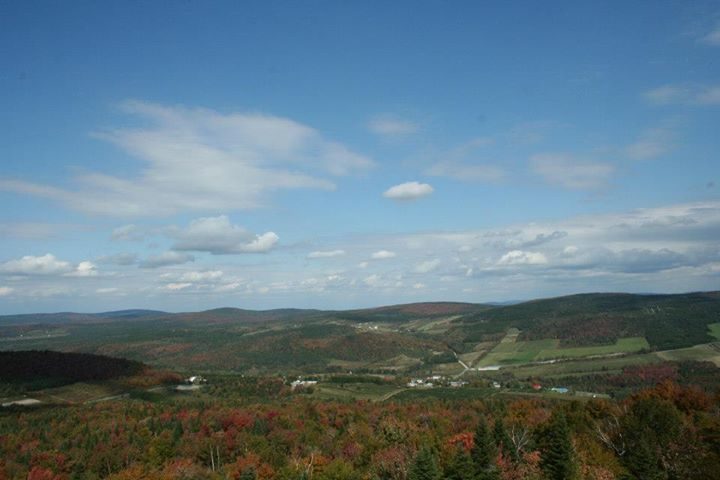 La vue depuis la montagne sur la vallée, à l'automne.
