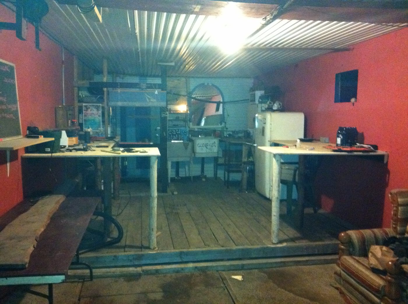 La cuisine du bunker, murs rouges et plancher de bois.