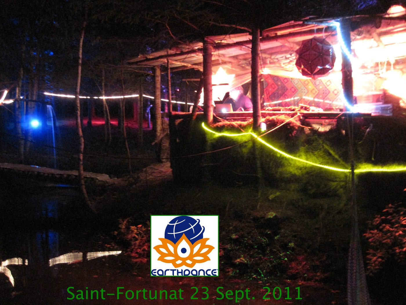 Earthdance St-Fortunat, 23-25 septembre 2011, sur une photo du Cherry Island la nuit.