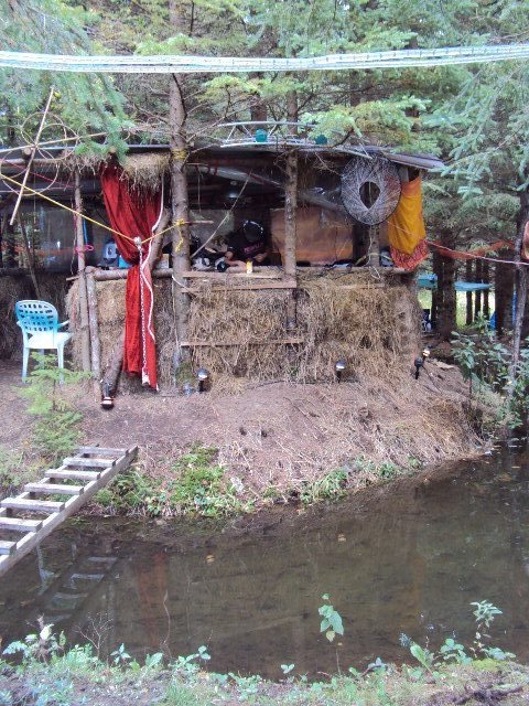 Earthdance 2011 : le Cherry Island, la cabine de DJ en ballots de foin, au bord de l'eau.
