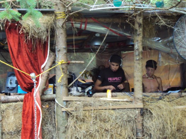 Earthdance 2011 : le Cherry Island, sous les rideaux rouges de la cabine.