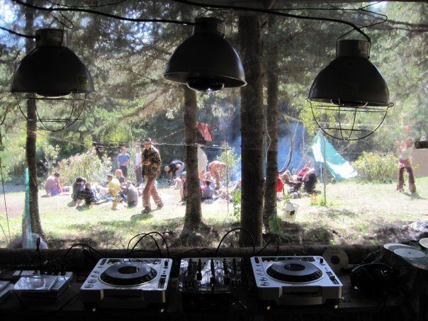 Le Cherry Island : la vue de la cabine du DJ, sous ses lampes, 2011.