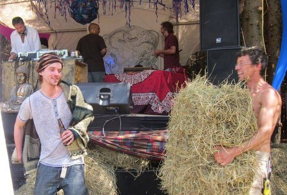 Le foin qu'on apporte au Cherry Island, 2011.