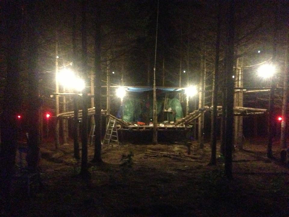 Le Neverland en construction, la nuit, sous les projecteurs.