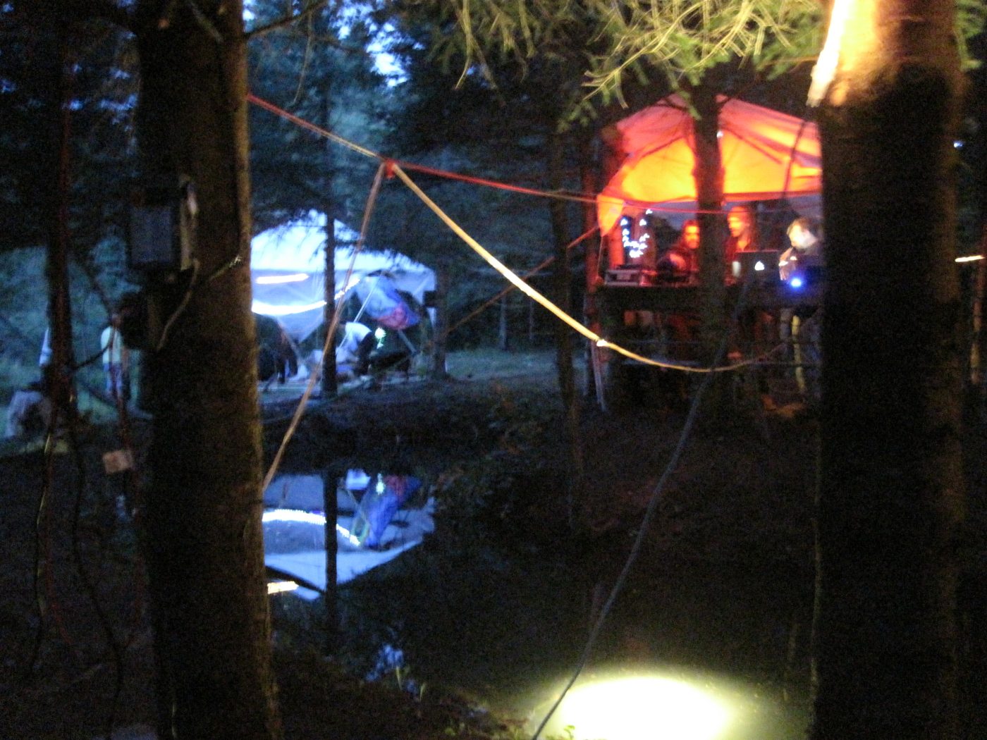 Le Cherry Island : les tentes et les lumières se reflètent dans l'eau.
