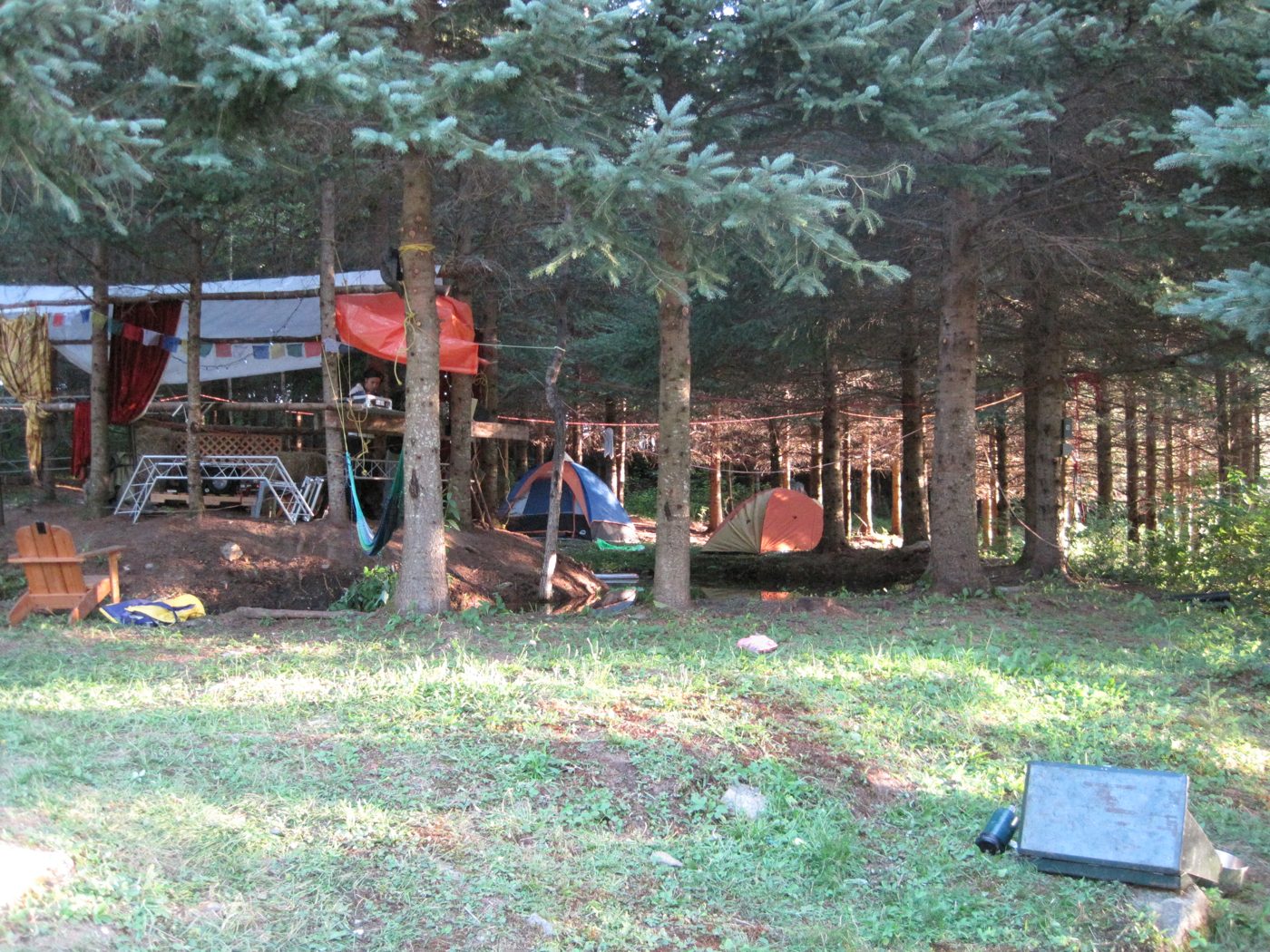 Le camp sous les épinettes et le Cherry Island, un après-midi d'août.
