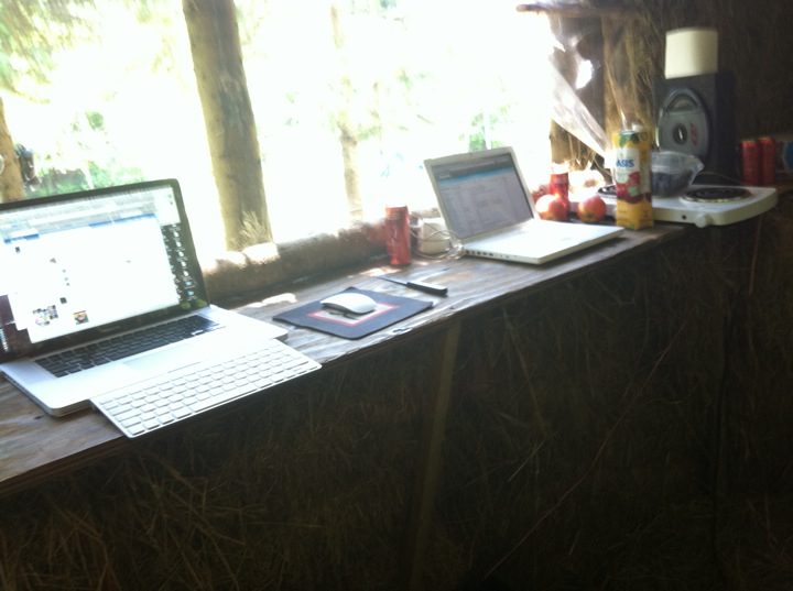 16 juin 2011 : dans la cabine du Cherry Island, deux portables et une fenêtre sur les arbres.