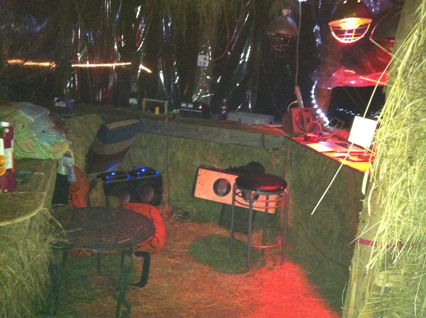 Le Cherry Island : la cabine du DJ, juillet 2011.