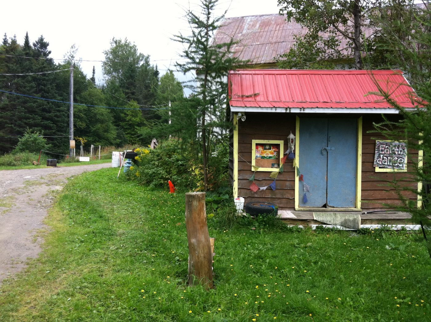 La cabane d'accueil au toit rouge, à l'entrée du site, août 2011.