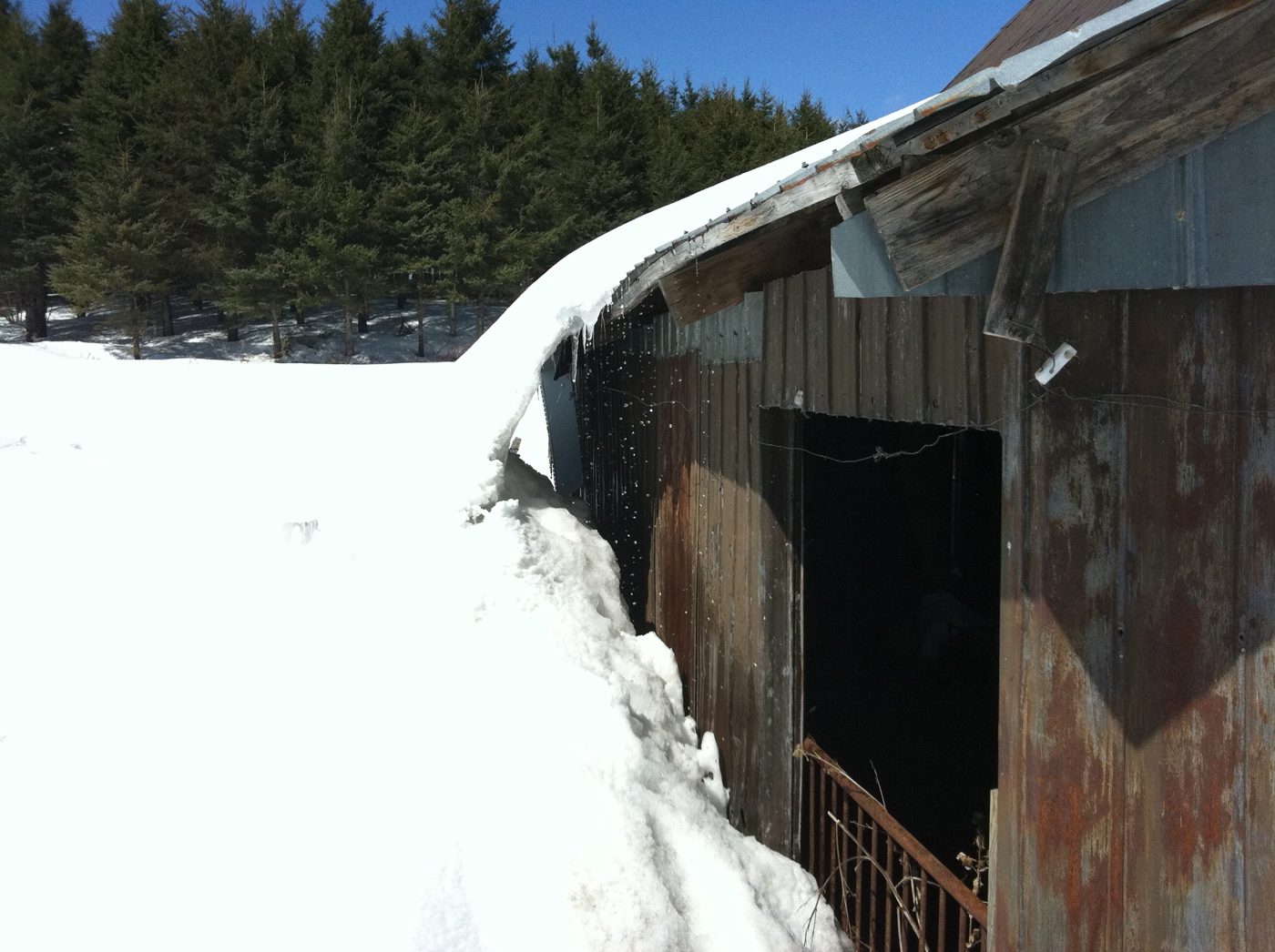 Le bunker sous la neige, avec ses portes de garage, hiver 2011.