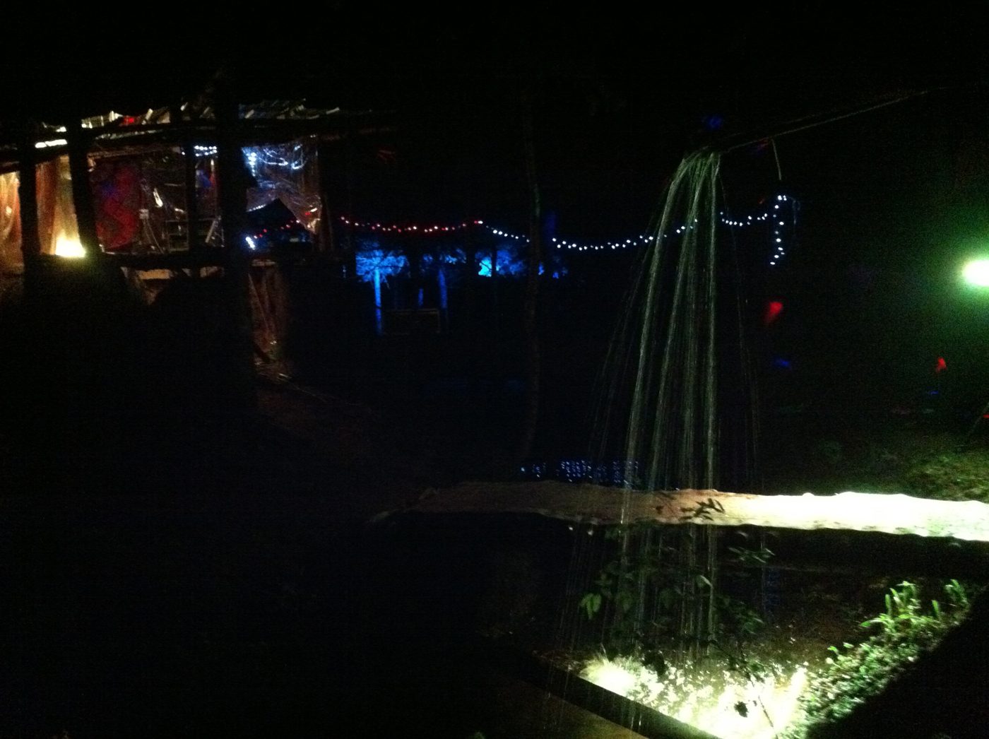 Les guirlandes autour du Cherry Island, la nuit.
