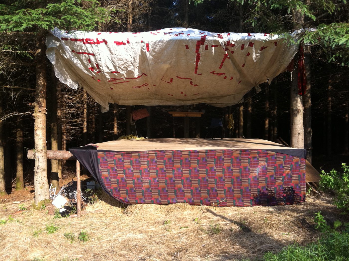 La scène de forêt terminée, avec sa toile et sa jupe de tissu.