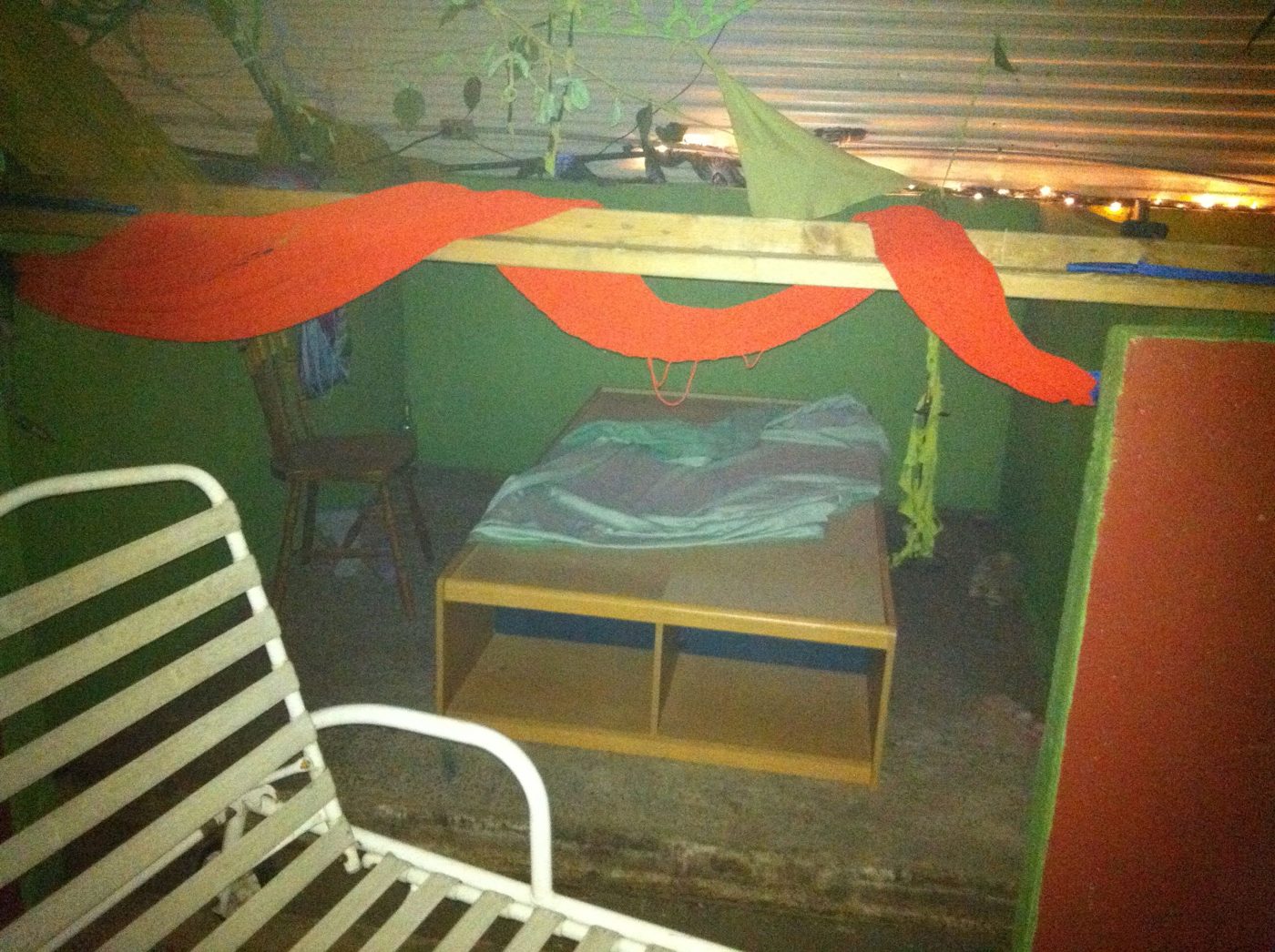 Une loge du bunker aménagée en chambre, tissus rouges, novembre 2011.