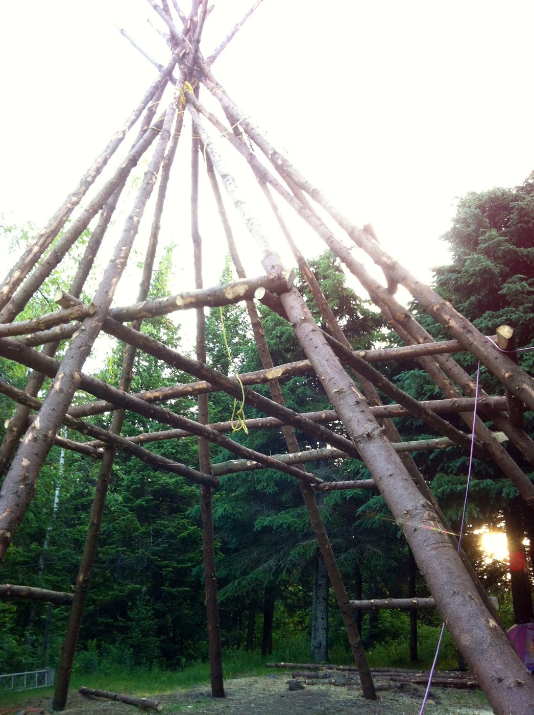 La charpente du tipi mandala, 25 pieds, deux étages, juin 2012.
