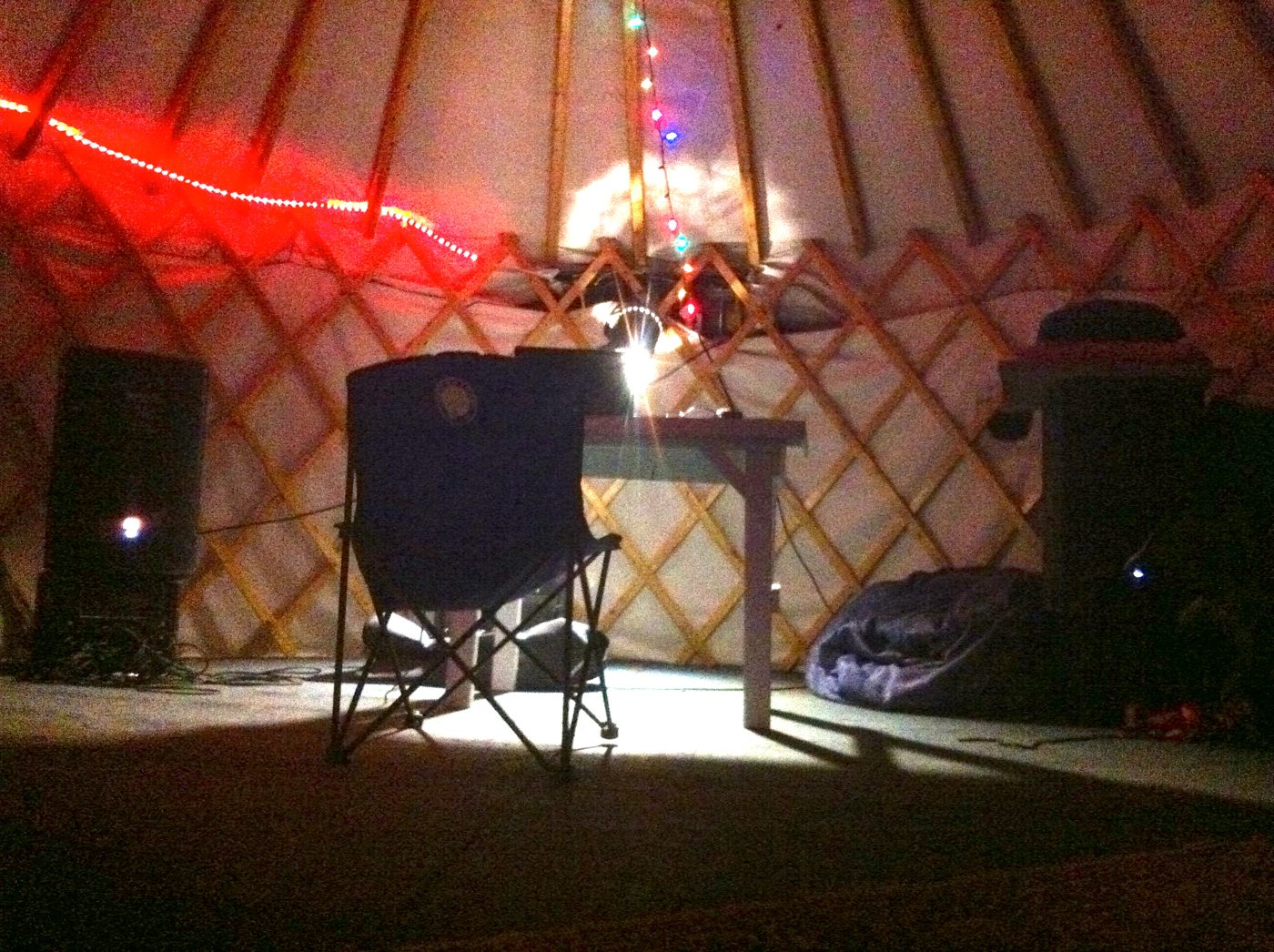 Dans la yourte, une chaise et une lampe.