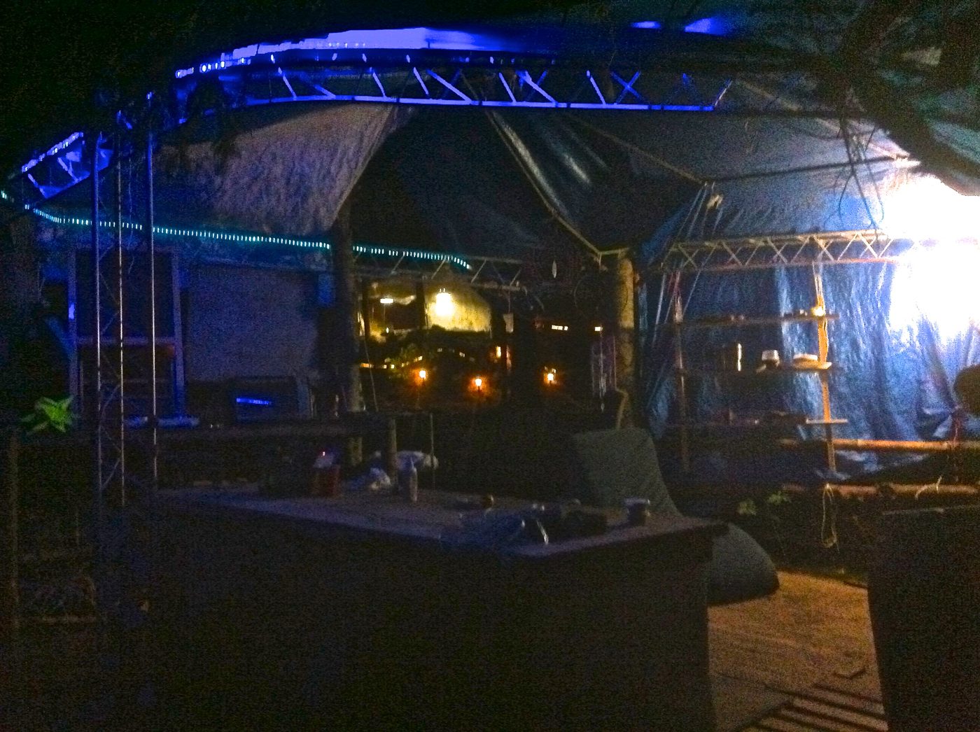 La cuisine d'été, avec le Cherry Island derrière, juin 2012.