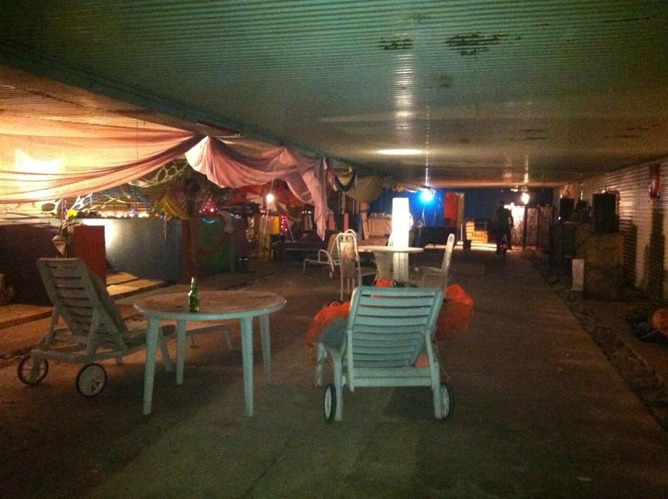 La grande salle du bunker, tendue de tissus, avec ses chaises de jardin, 2012.