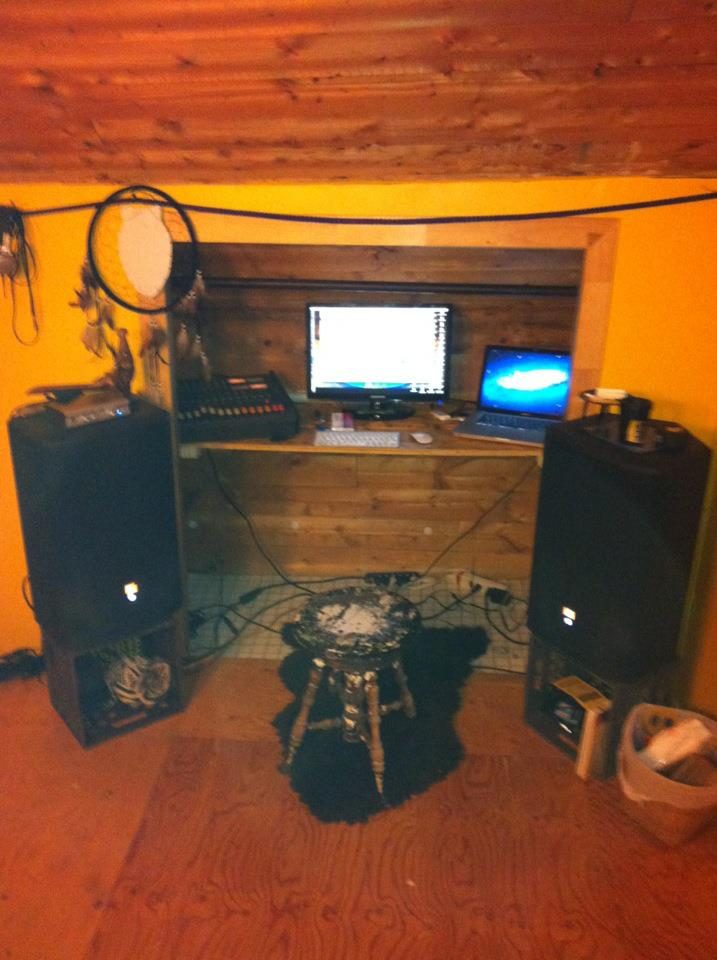Le studio, avec ses moniteurs et son écran, 2012.