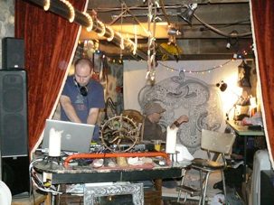 L'atelier du sous-sol, avec ses toiles et ses lampes.