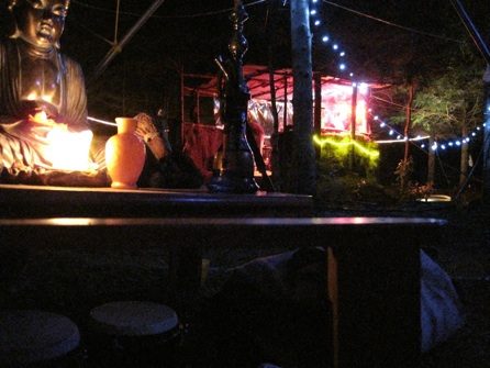 Saint-Fortunat : le bouddha et les lanternes, avec le Cherry Island allumé au fond.