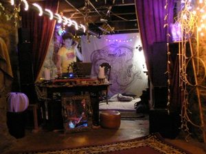 La scène du sous-sol, entre les hamacs et les lampes.