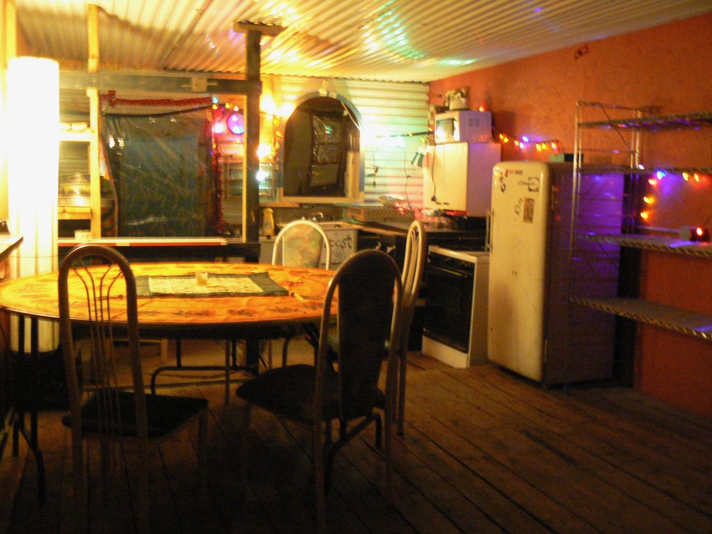 16 décembre 2010 : la cuisine du bunker, la table ronde et les guirlandes.