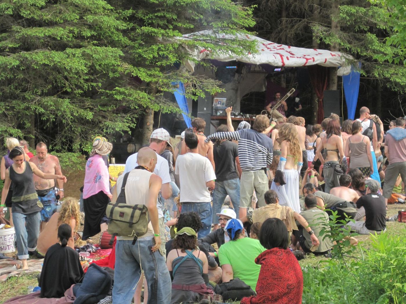 Sundari 2011 : on danse devant la scène, en plein après-midi.