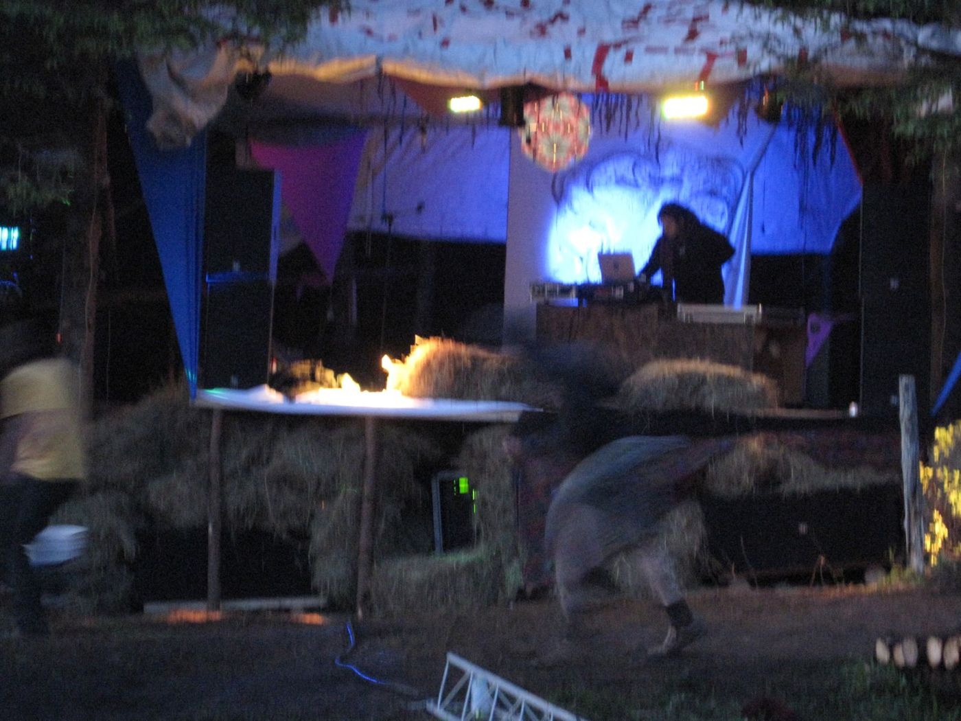Sundari 2011 : le Cherry Island, ses ballots de foin et sa lumière bleue.