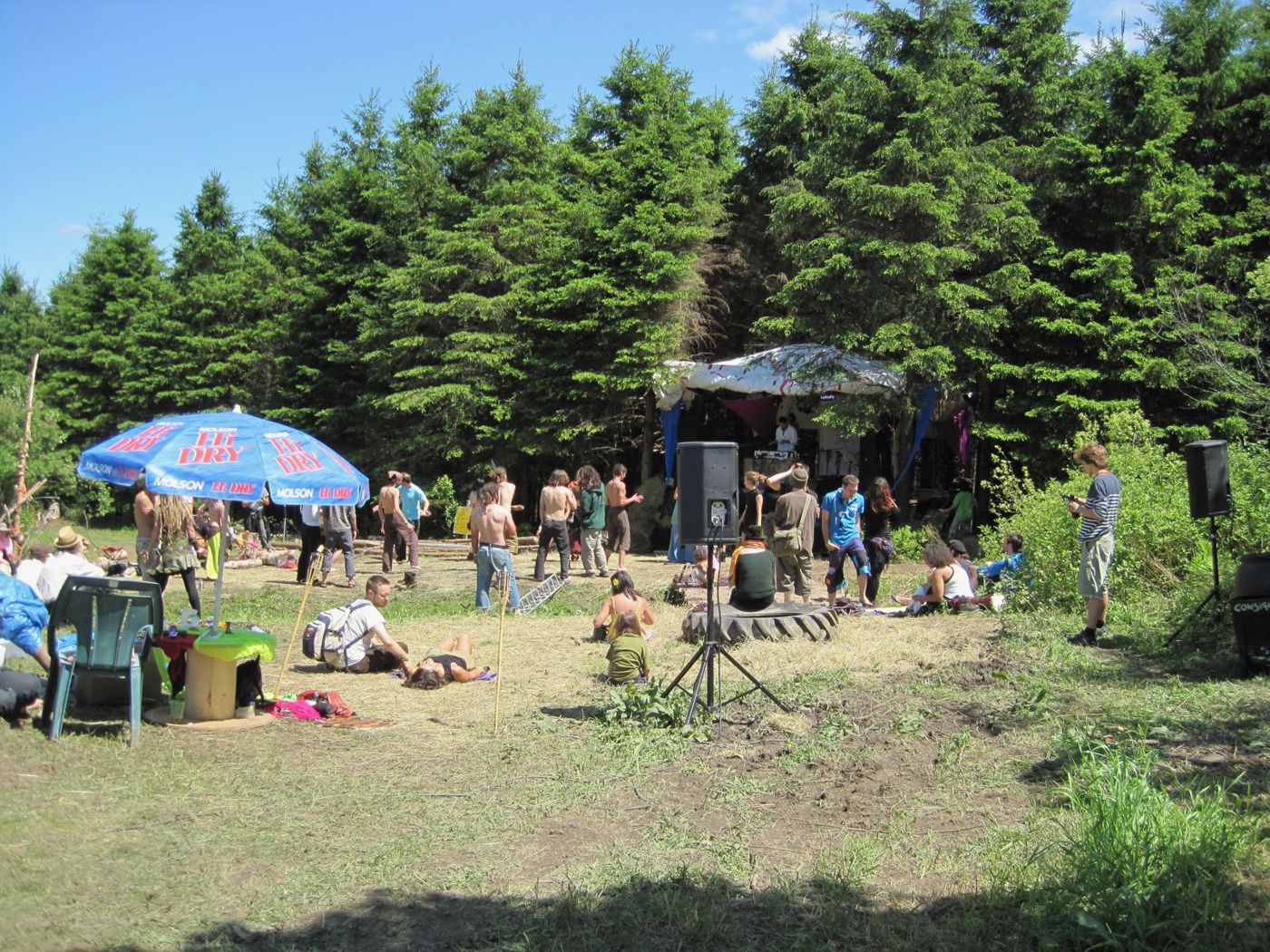 Sundari 2011 : le pré, les parasols, la piste de danse au soleil.