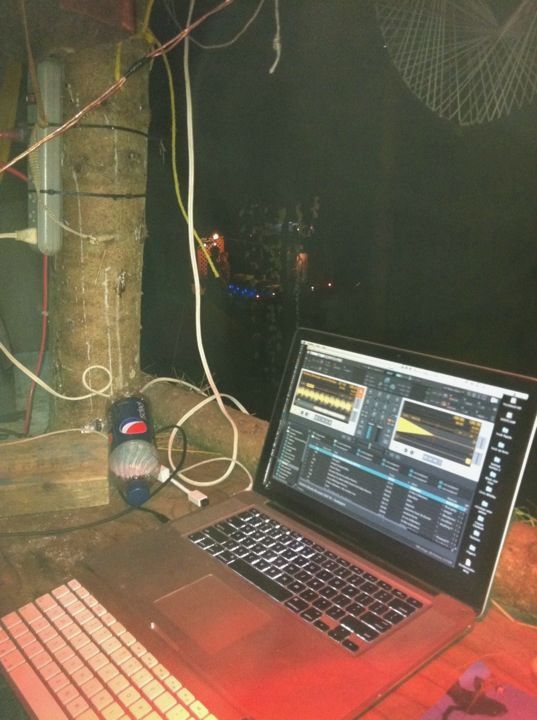 23 septembre 2011 : Earthdance, le portable du DJ dans la cabine du Cherry Island.