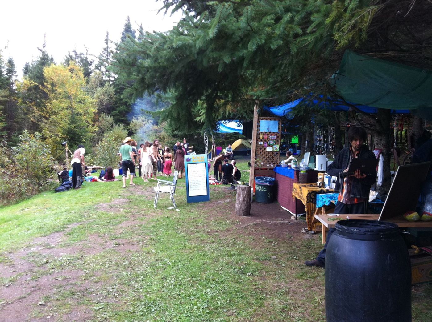 24 septembre 2011 : Earthdance de jour, les kiosques le long du chemin.