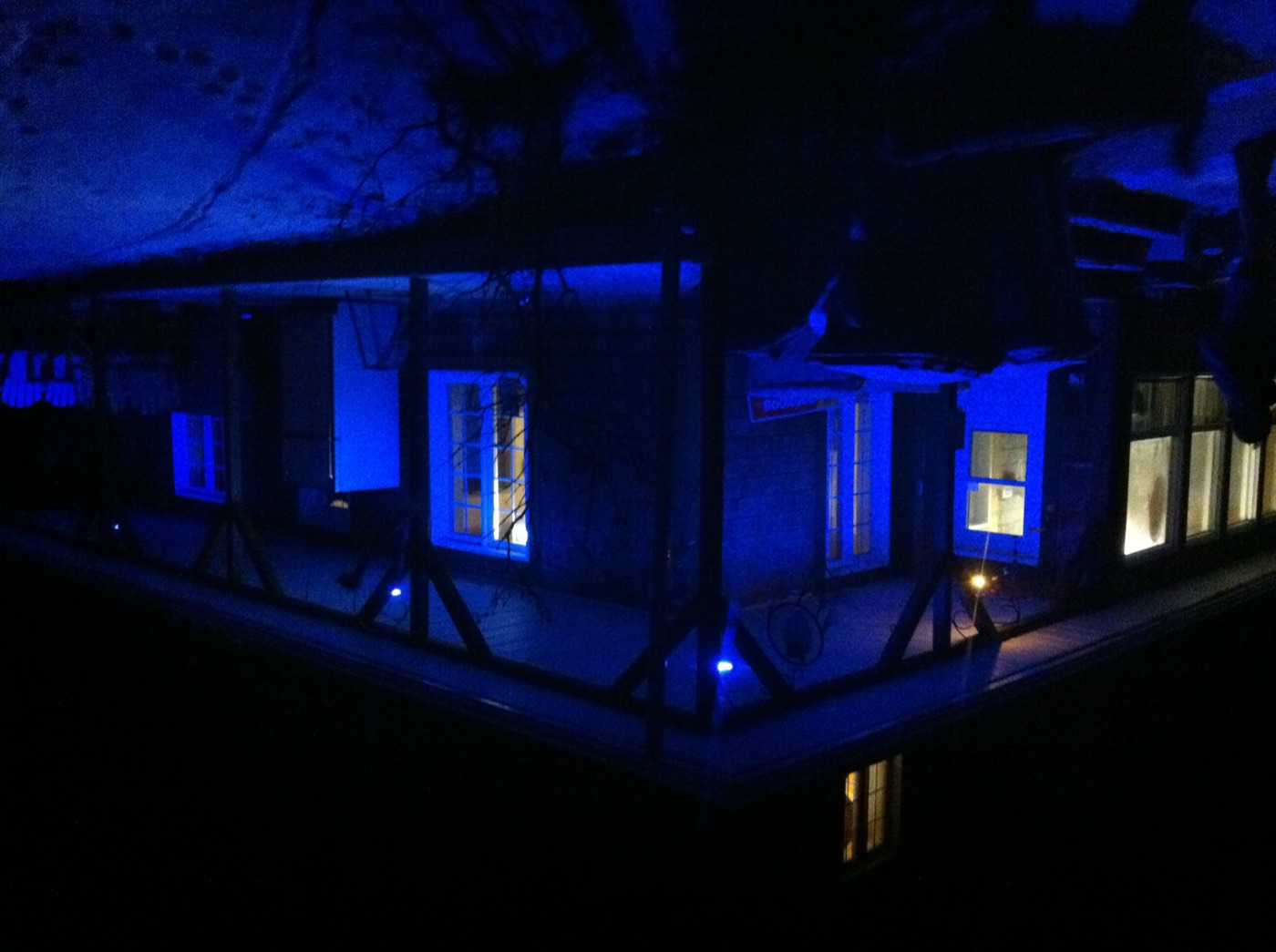 19 décembre 2011 : la maison dans ses lumières bleues, la nuit.