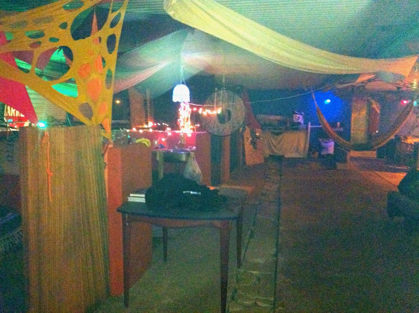 20 décembre 2011 : le bunker décoré pour l'hiver, tissus et guirlandes.