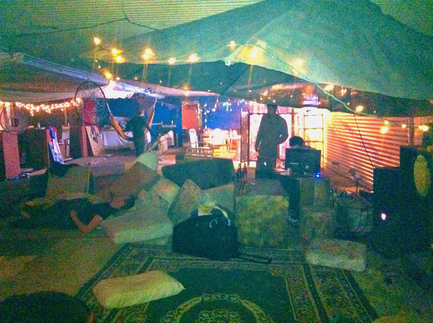 29 décembre 2011 : la grande salle du bunker, tapis, coussins et lumières.