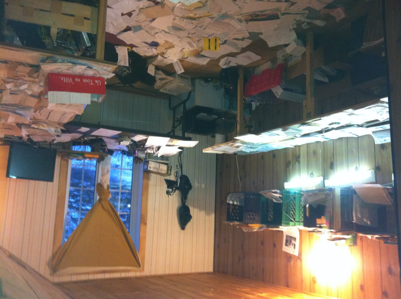 10 janvier 2012 : le bureau de L'AgorA, sous la paperasse.