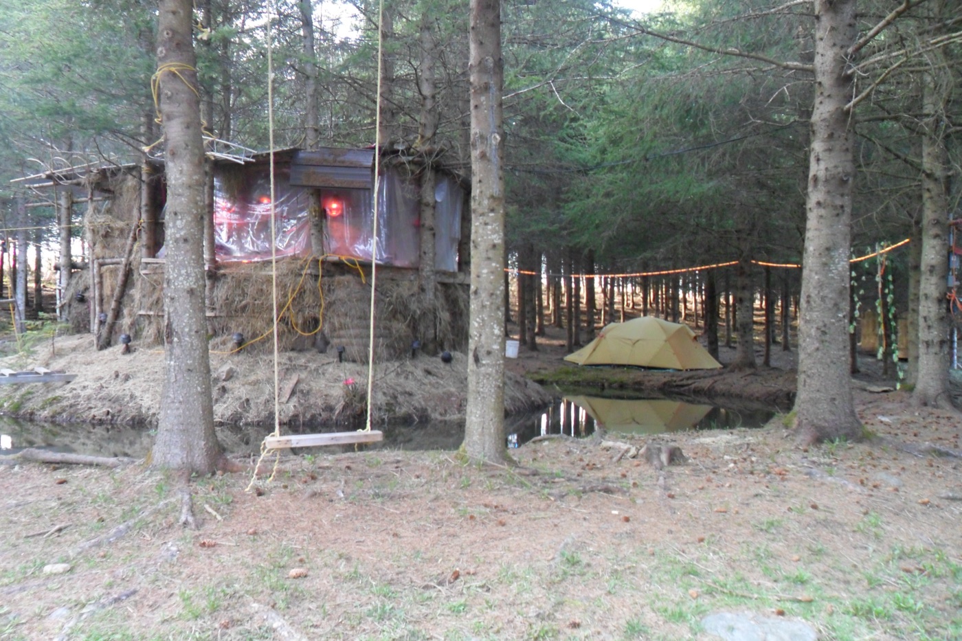 7 mai 2012 : le Cherry Island, la balançoire et une tente au bord de l'eau.