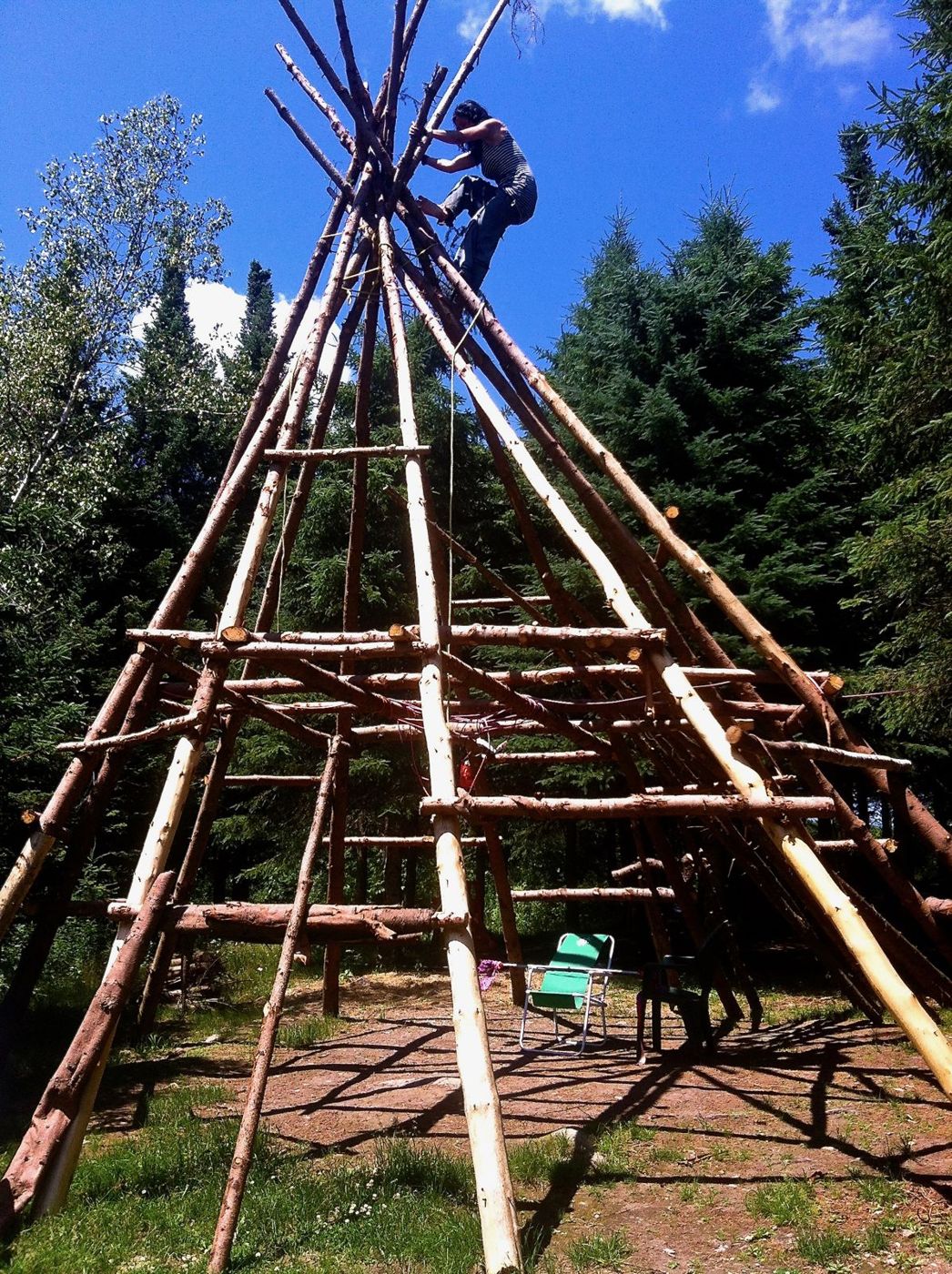 9 juillet 2012 : la charpente du tipi, avec quelqu'un tout en haut.