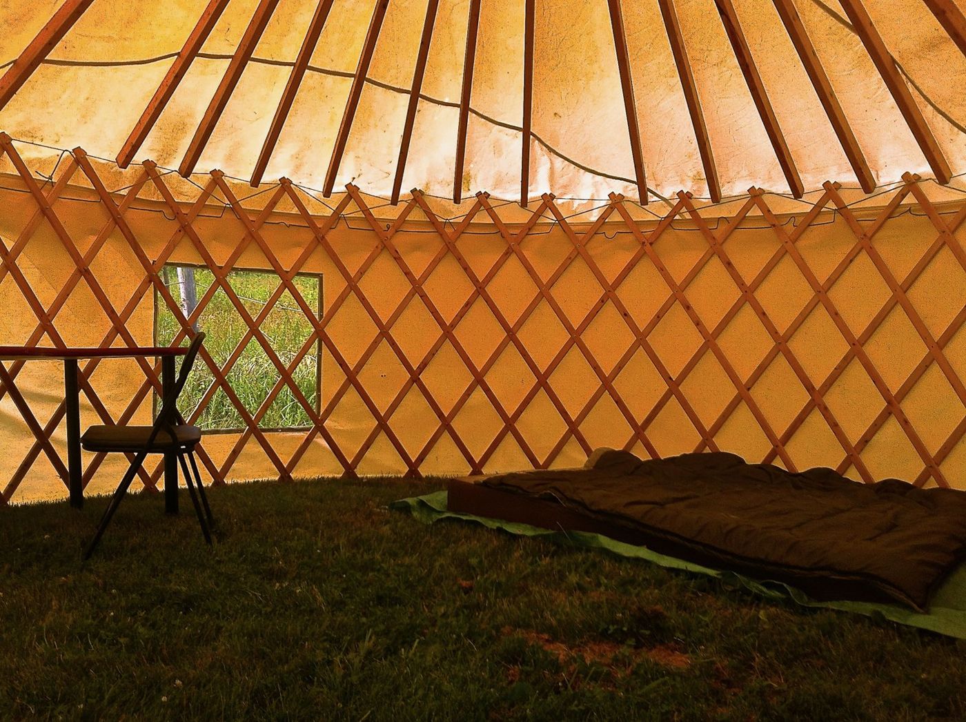 1er août 2012 : l'intérieur de la yourte, son treillis et sa fenêtre.