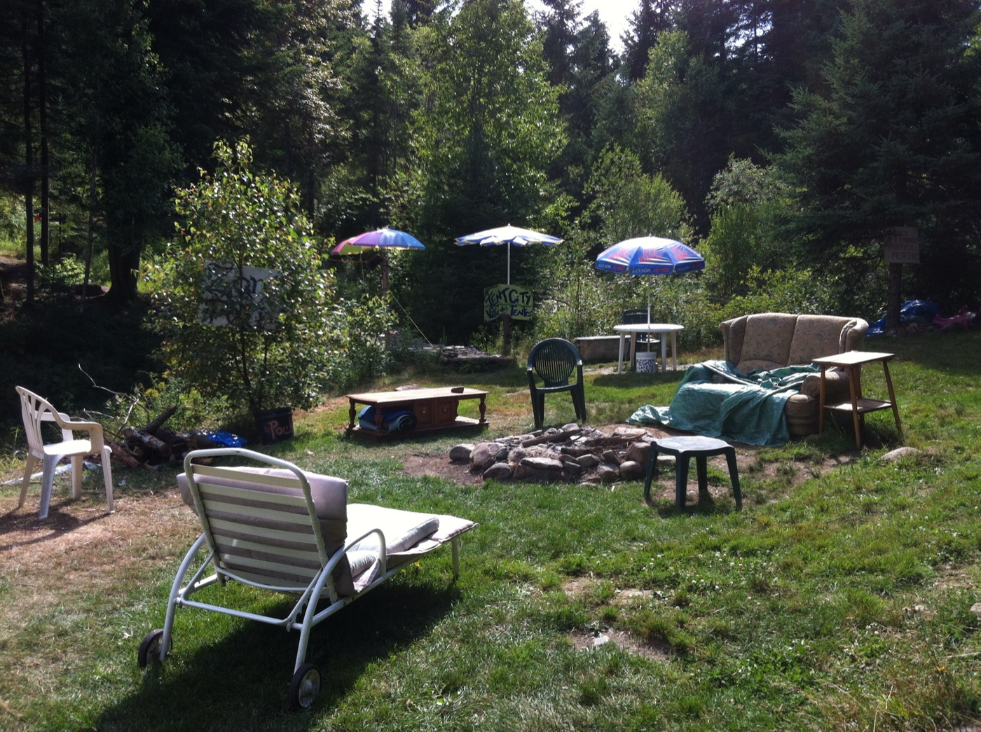 3 août 2012 : le coin chillax près du Cherry Island, les parasols et le feu de camp.