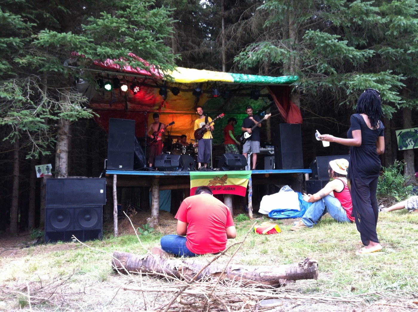 5 août 2012 : Reggae Bash, un groupe sur la scène de forêt.