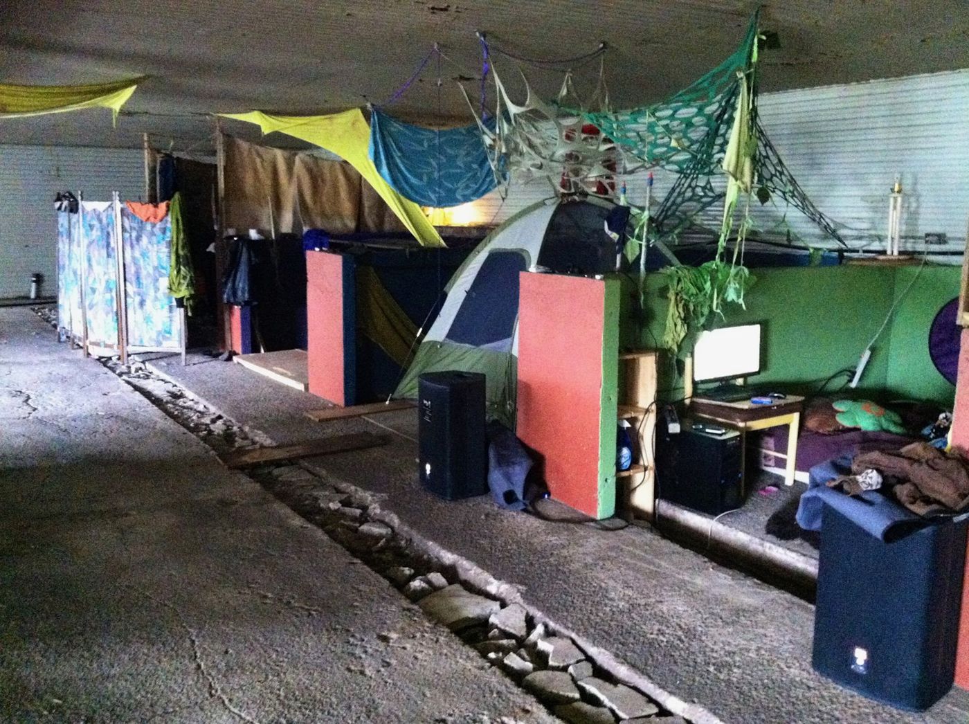 15 août 2012 : le bunker, ses loges, une tente plantée à l'intérieur.