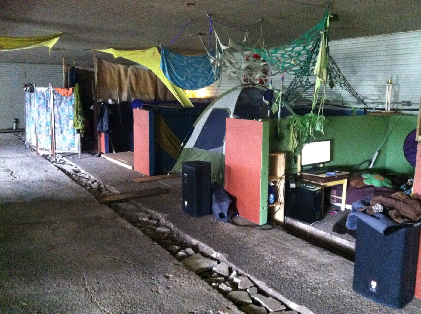 15 août 2012 : le milieu de vie dans le bunker, les loges colorées et une tente.