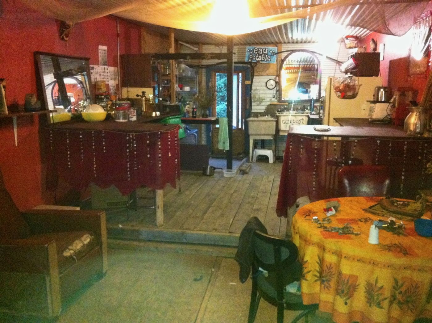 22 août 2012 : la cuisine du bunker, nappe orange et étagères.