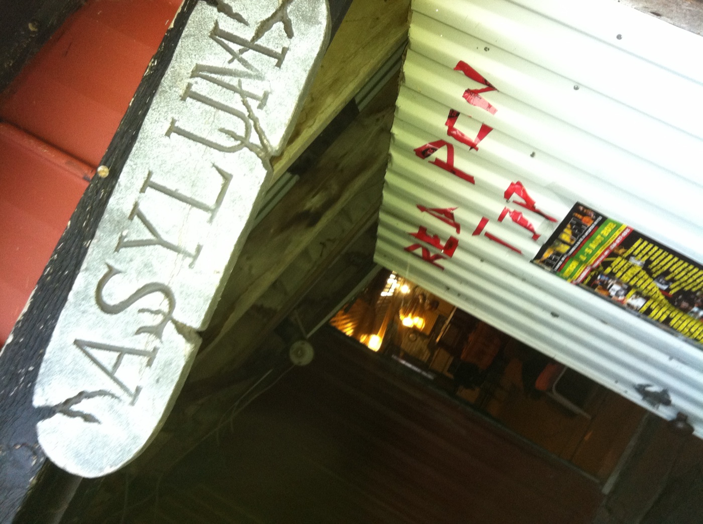 22 août 2012 : l'enseigne « Asylum », au-dessus de la porte.