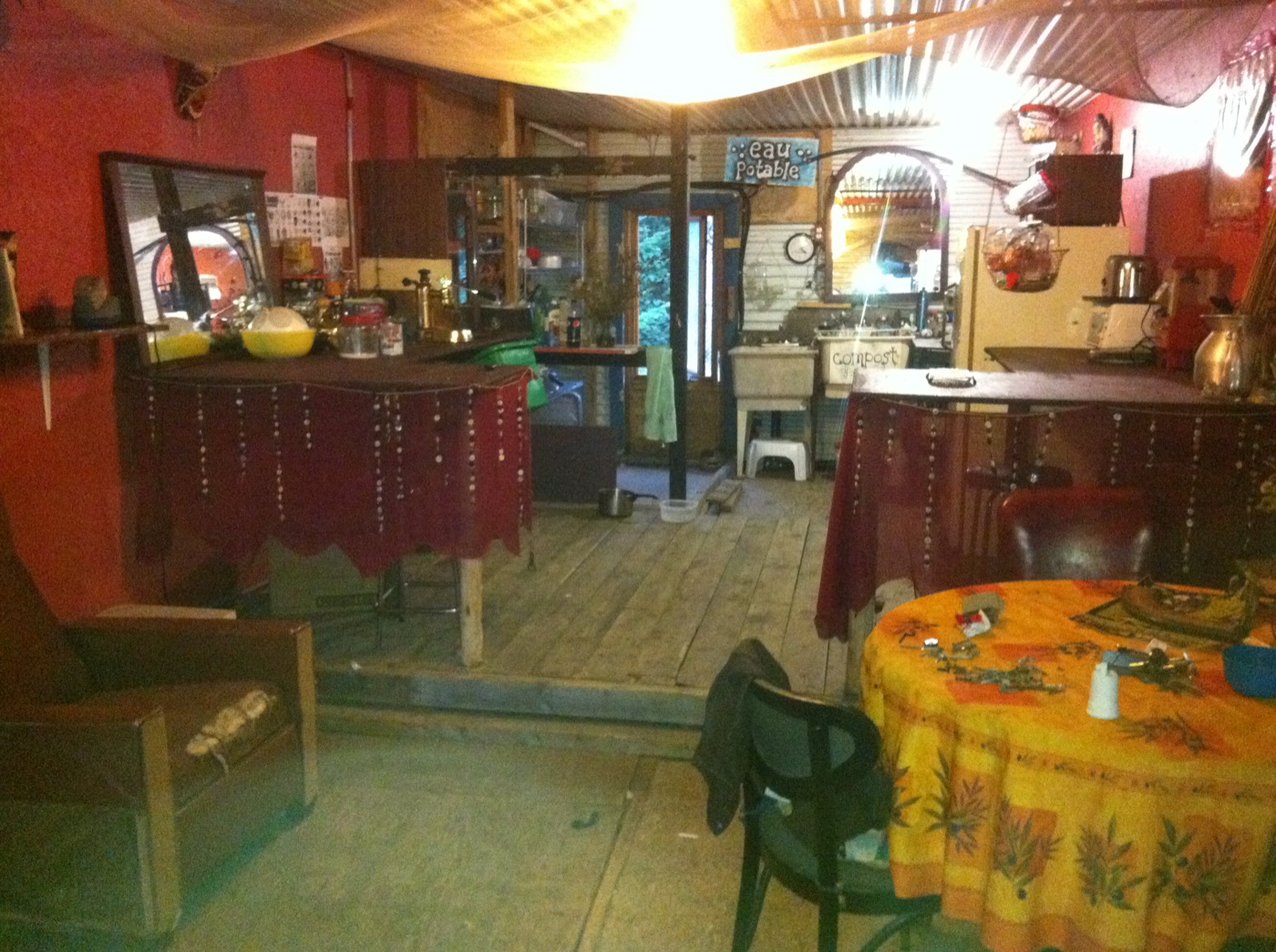 22 août 2012 : la cuisine du bunker et sa nouvelle sortie arrière.