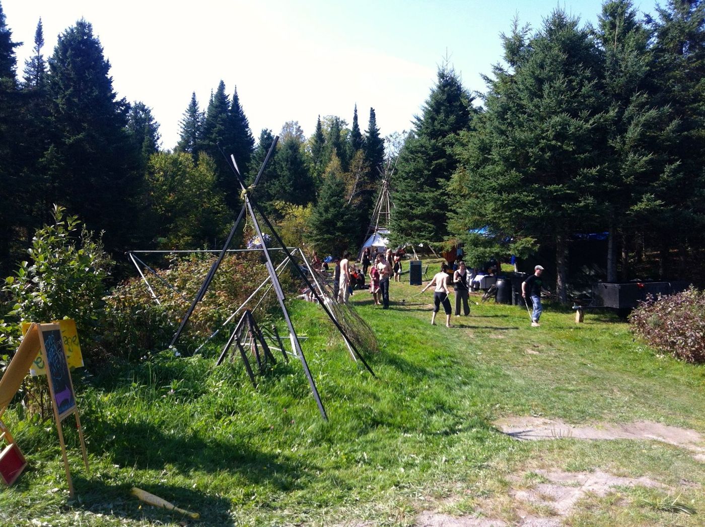 22 septembre 2012 : Earthdance, le pré, le tipi et les marcheurs.